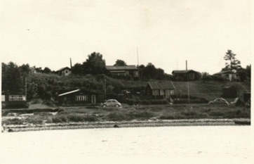 VED STRANDEN - LYSTRUP STRAND, set fra havet i 1960erne.jpg